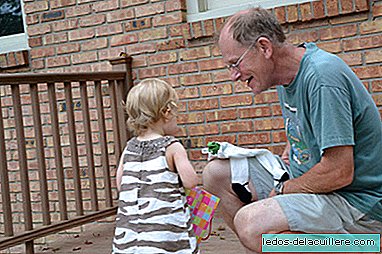 Um avô tira a neta errada do berçário