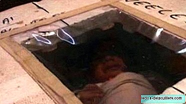 En premature baby tilbringer 5 måneder i et polyspan kjøleskap som brukes som inkubator