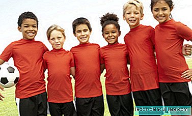 Dziecięcy trener piłki nożnej, który jest przykładem sportowej rywalizacji i empatii
