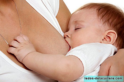 Študija kaže, da materino mleko dojenčke izpostavlja strupenim spojinam, vendar je dojenje še vedno najboljše