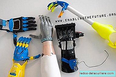 En gruppe frivillige lager fantastiske protesehender for barn