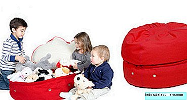 A pouf in which you can also store baby toys
