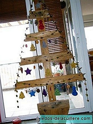 A Christmas tree with pallets