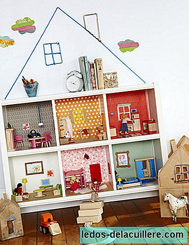 Uma boa idéia: transformar uma estante de livros em uma casa de bonecas