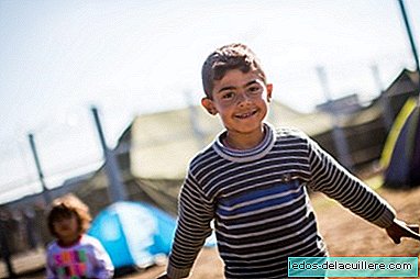 Một bức ảnh khiến chúng ta xúc động: sự hồn nhiên và vĩ đại của tuổi thơ trong cuộc khủng hoảng tị nạn