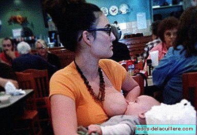 A mother publishes a photo breastfeeding her baby in a restaurant to silence those who criticize her
