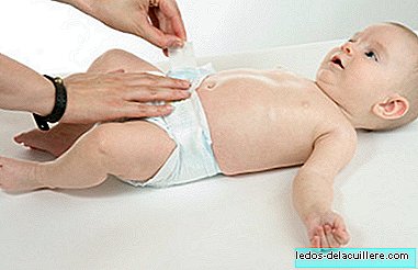 En mor afslører hemmeligheden ved at skifte baby, når kropslegemet er farvet med en hånd!
