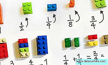Seorang guru mengajar matematika kepada murid-muridnya menggunakan potongan LEGO