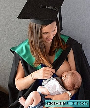한 여성이 졸업시 사진 모유 수유를 발표하여 어머니가 공부하도록 동기를 부여합니다.