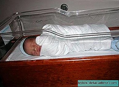 Eine Frau stiehlt ein Baby aus dem Krankenhaus, während ihre Eltern schliefen