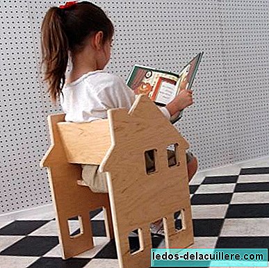 Medinė kėdė, su kuria galima žaisti namą