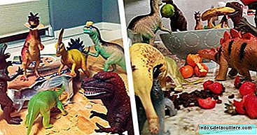 Eltern zeigen ihren Kindern, dass ihre Dinosaurier nachts lebendig werden
