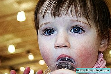 Été avec des enfants: précautions pour la consommation d'eau