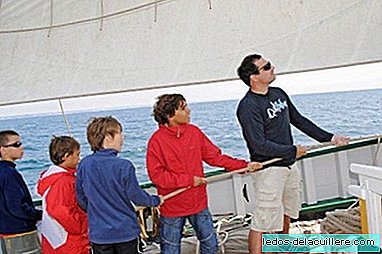 อาศัยการผจญภัยของครอบครัวที่น่าตื่นเต้นด้วยเรือใบแบบดั้งเดิมอันยอดเยี่ยมของ Brittany