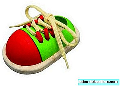 Wooden shoe to learn how to tie your shoelaces