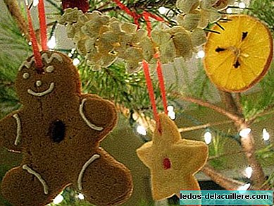 Edible ornaments for the Christmas tree: cookies, oranges and popcorn