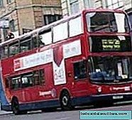 Anzeige, die um Hilfe bittet, um ein Baby in London-Bussen zu haben