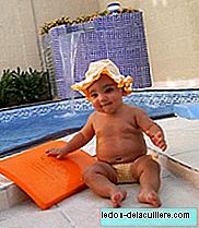 Badning af babyen for første gang i poolen