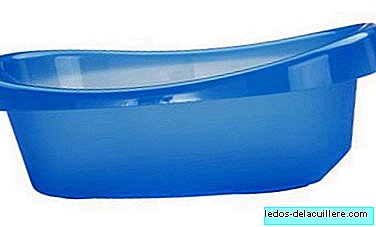 Plastic bathtub, good option for when the baby grows