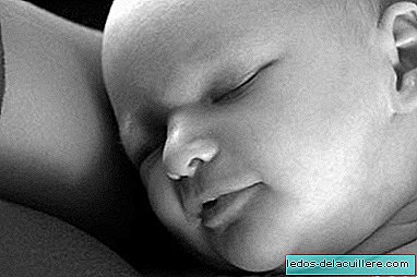 Bebeluși la cerere ridicată: dormind în brațe