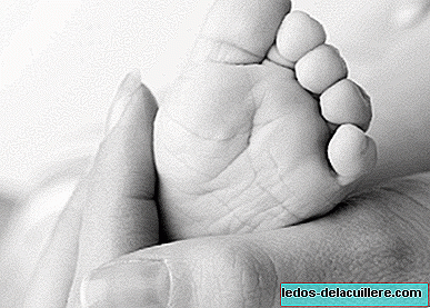 Wie man die Füße des Babys stimuliert