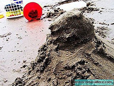 Bouw zandkastelen ... en het plezier ze te vernietigen
