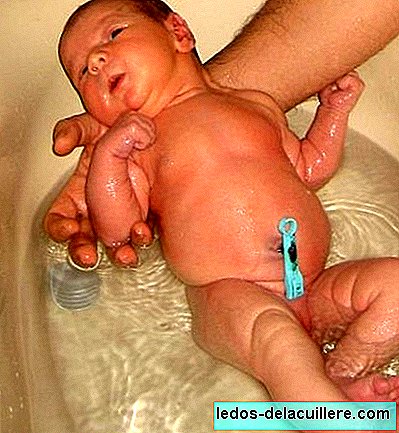 Soins du nouveau-né: le bain avant la chute du cordon ombilical