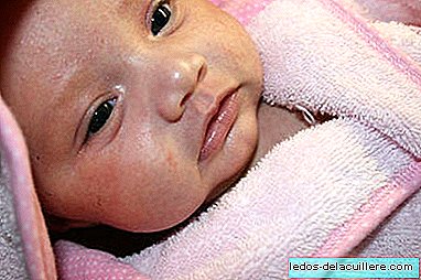 Soins du nouveau-né: la salle de bain après la chute du cordon