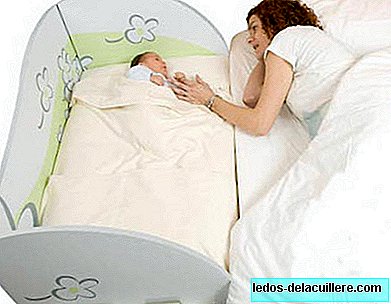 Kartónová kolíska na pripevnenie k rodičovskej posteli