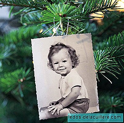 Hiaskan pokok Krismas dengan gambar keluarga