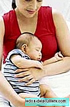 ישן את התינוק בזרועותיו