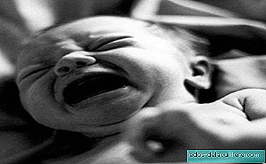 Baby huilt wanneer kleding wordt verwijderd