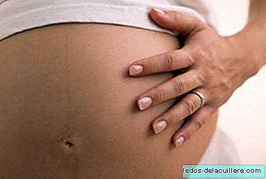 Magen på den gravide kvinnen