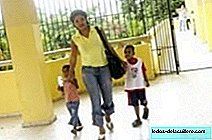 في جمهورية الدومينيكان ، تحضر عشرات الأمهات دروسهن مع أطفالهن