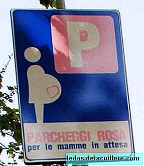 Tempat letak kereta yang dikhaskan untuk wanita hamil di Milan