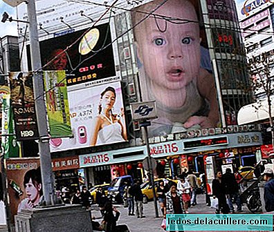 Fotomontasjer av babyens bilder med PhotoFunia