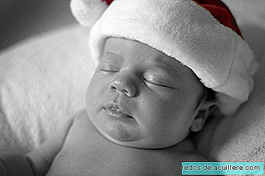 ภาพถ่ายของเด็กทารกแต่งตัวเป็นซานตาคลอส