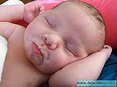 La maggior parte dei bambini inizia a dormire tutta la notte tra due e quattro mesi, secondo lo studio