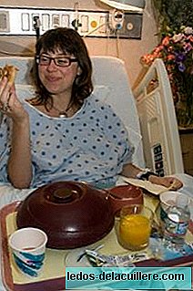 Gravida kvinnor kan äta och dricka medan de föder om ingen generell anestesi används