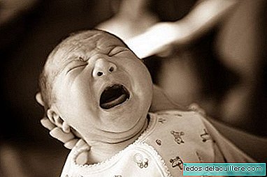 Kvinnor vaknar upp före män när en baby gråter