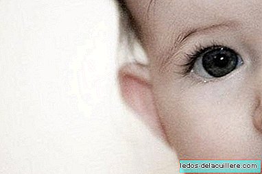 Neugeborene Mädchen schauen eher auf Gesichter als auf Jungen