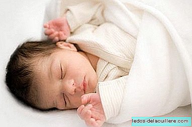 Nyfødte lærer, selv når de sover