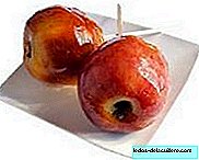 التفاح بالكراميل ، الفاكهة الحلوة للأطفال