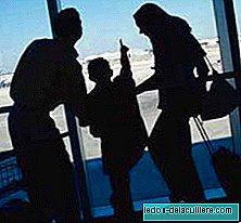 3-jarig meisje vergeten op een luchthaven