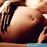 Werbung auf dem Bauch einer schwangeren Frau gegen zwei Eintrittskarten für den Super Bowl