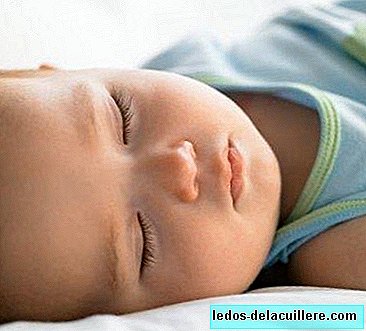 Plötsligt spädbarn död relaterade och sover med huvudet täckt