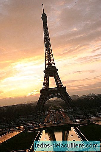 Klim met een baby naar de Eiffeltoren