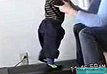 다운 증후군이있는 아기가 더 빨리 걸을 수 있도록 테이프 요법