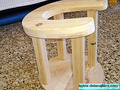 Un artisan de Teruel fabrique des chaises de naissance en bois