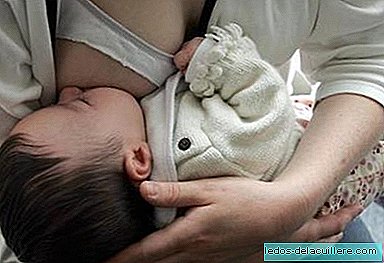 Een verlaten baby redt het leven door borstvoeding te krijgen door een politie